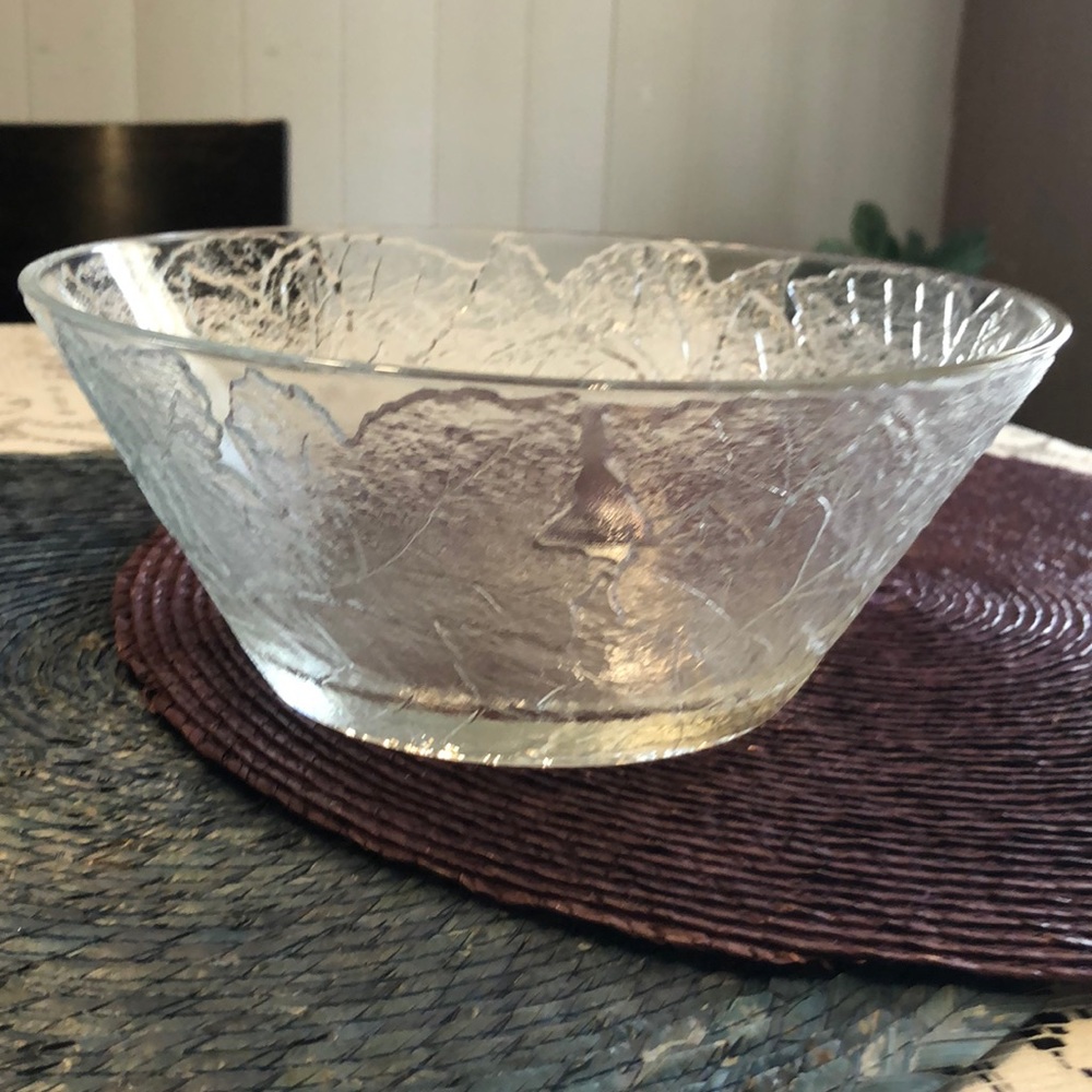 Tiara Glassware "Autumn Leaves" Serving Bowl.